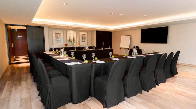 Doubletree By Hilton Buenos Aires Hotel Ngoại thất bức ảnh Meeting room at the hotel