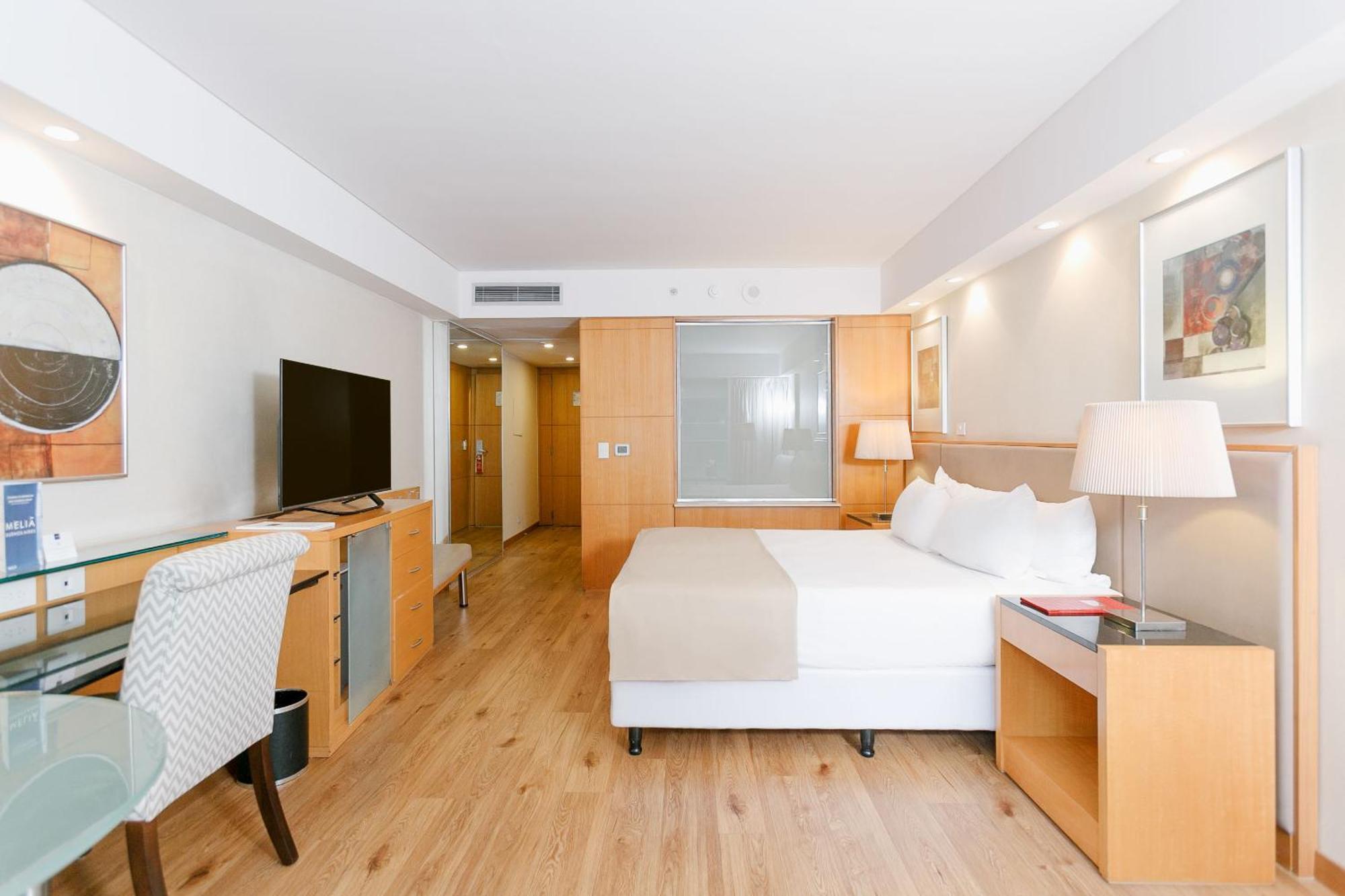 Doubletree By Hilton Buenos Aires Hotel Ngoại thất bức ảnh A room at the hotel